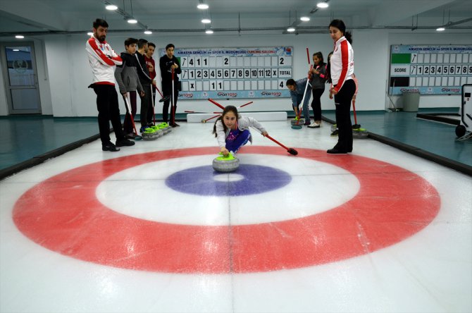 Okul okul dolaşıp çocuklara curling öğretiyor