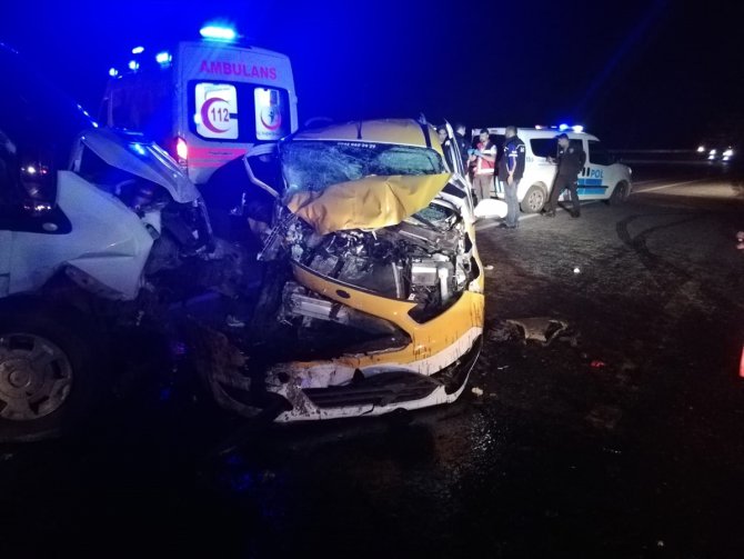 Siirt'te minibüs ile ticari taksi çarpıştı: 8 yaralı