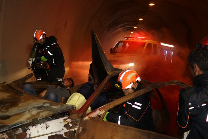 Mutu Tüneli'nde gerçeğini aratmayan trafik kazası tatbikatı