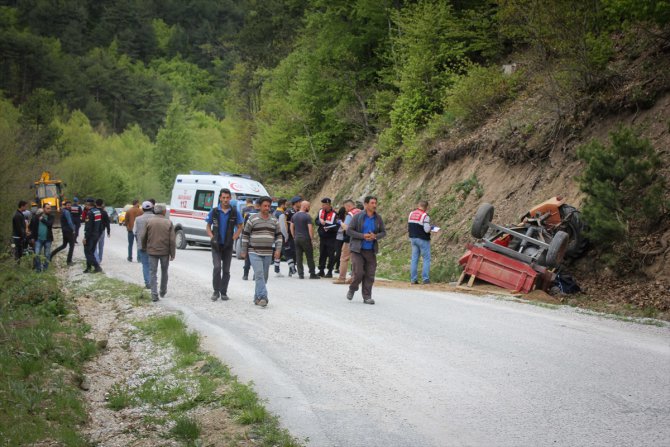 Devrilen traktörün altında kalan 2 kişi öldü
