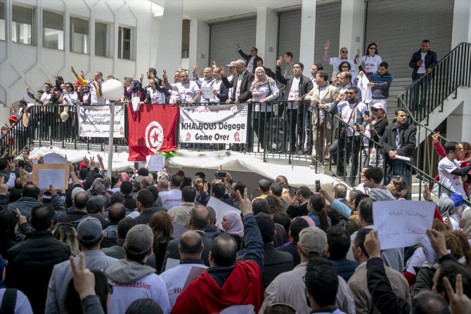 Tunus'ta akademisyenlerden "maaş" yürüyüşü