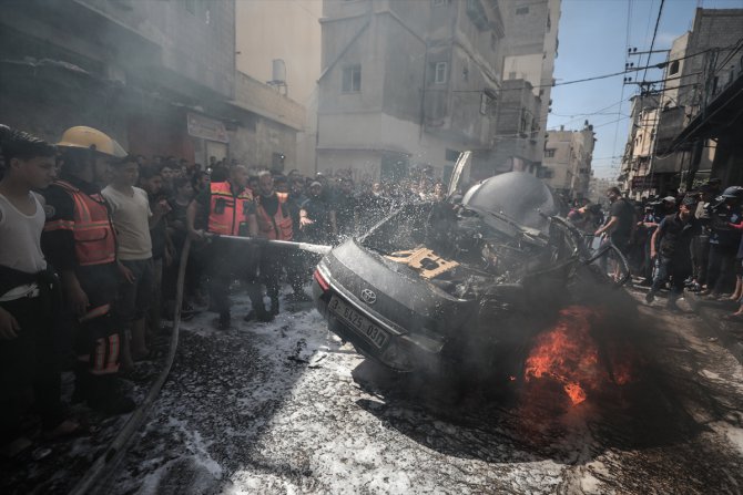 İsrail Gazze'de sivilleri taşıyan aracı hedef aldı: 1 şehit