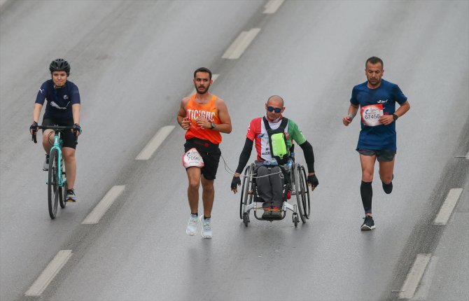 İzmir'de 10 bin kişi, koşamayanlar için koştu
