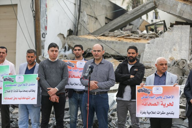 Gazze'de gazeteciler "İsrail'in AA ofisini vurmasını" protesto etti