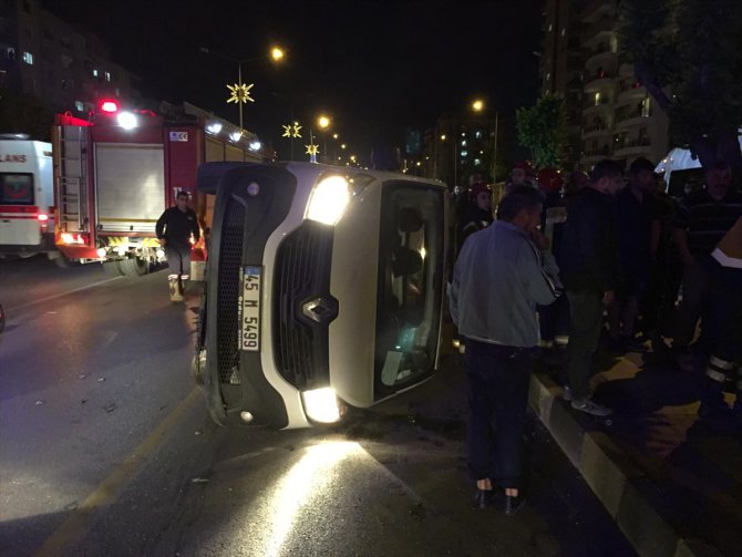 Manisa'da otomobille kamyonet çarpıştı: 4 yaralı