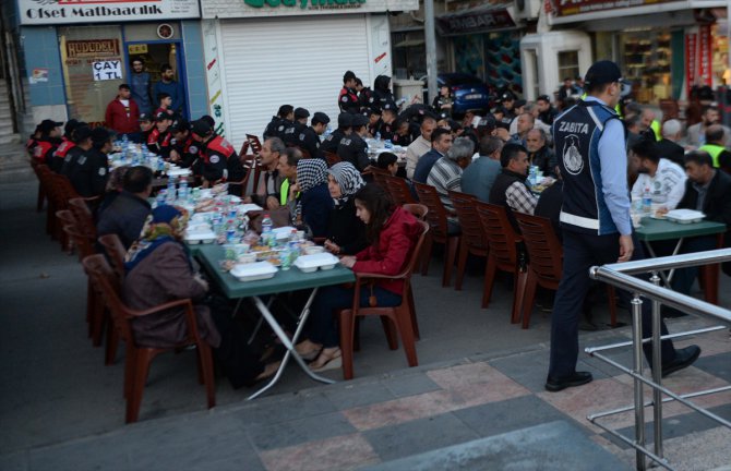 Kilis'te 5 bin 500 Türk ve Suriyeli birlikte iftar açtı