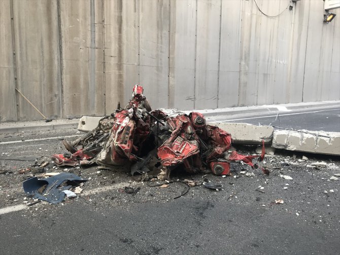 Kamyon kasasındaki hurda otomobiller tünelin beton blokunu yıktı