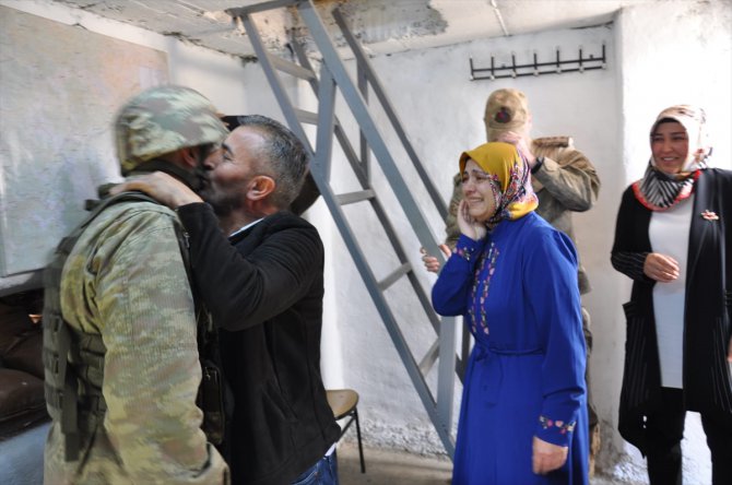 Sınırda nöbet tutan askere "Anneler Günü" sürprizi