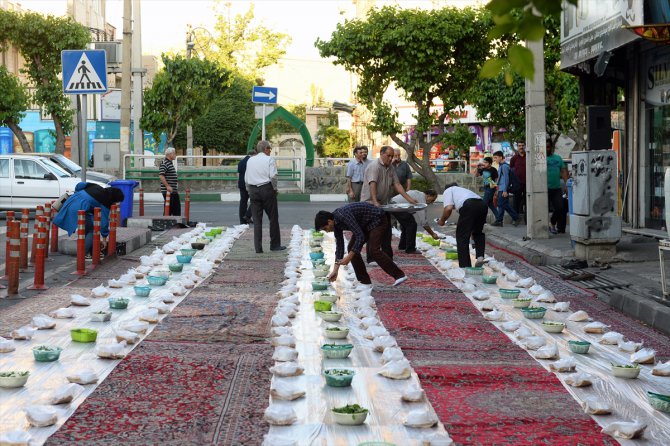 İran'ın başkenti Tahran'da sokak iftarı geleneği
