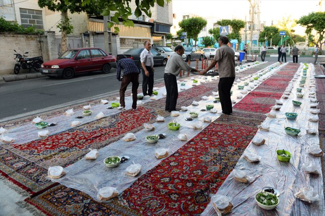 İran'ın başkenti Tahran'da sokak iftarı geleneği