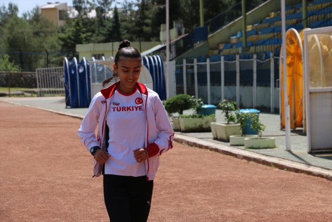 Okul koridorunda fark edilen Fatma Bizek, atletizmde iddialı