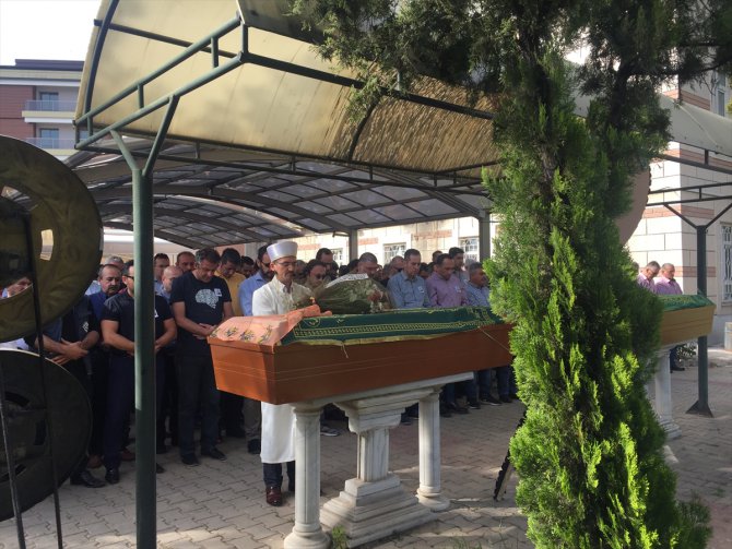 Siyanürlü sıvı ile ölen anne ve baba için cenaze töreni düzenlendi