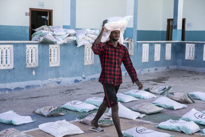 TDV'den Mogadişu'da gıda yardımı