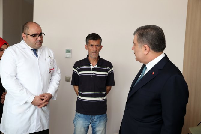 Bakan Koca'dan asitli saldırı mağduru Berfin Özek'e ziyaret