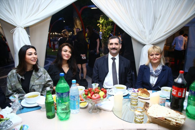 Büyükelçi Özoral, Türk kurumlarının iftar çadırını ziyaret etti