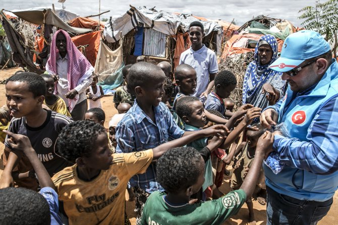 Somalili çocuklar TDV'nin dağıttığı balon ve şekerlerle sevindi