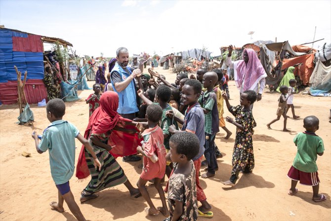 Somalili çocuklar TDV'nin dağıttığı balon ve şekerlerle sevindi