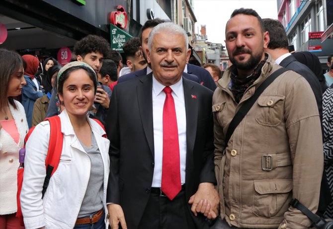 Binali Yıldırım, Beşiktaş'ta vatandaşlarla buluştu