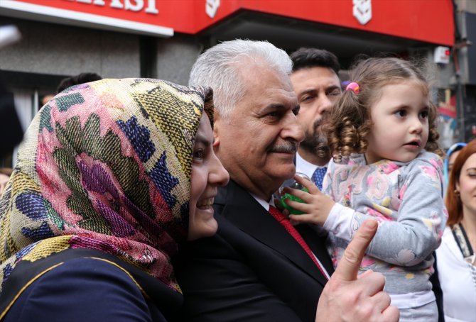 Binali Yıldırım, Beşiktaş'ta vatandaşlarla buluştu