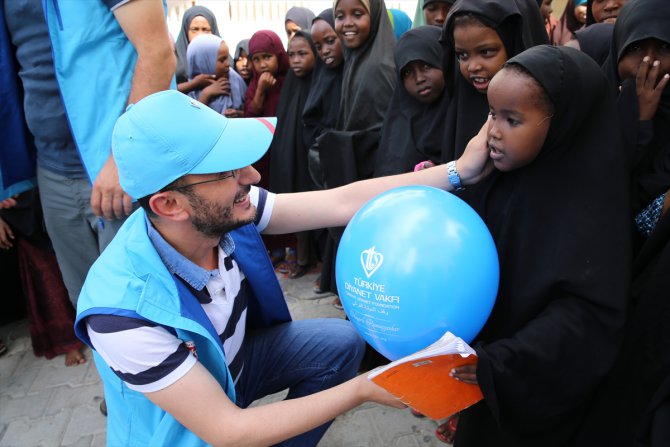 TDV'den Somalili çocuklara bayramlık
