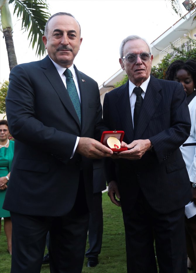 Çavuşoğlu'ndan tarihçi Eusebio Leal'e Üstün Hizmet Ödülü