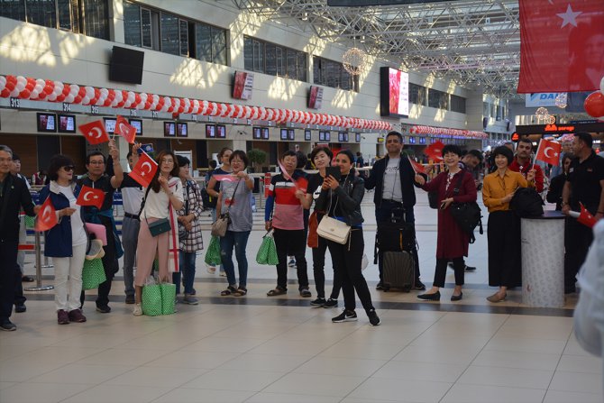 Antalya Havalimanı'nda turistlere "zeybek"le karşılama