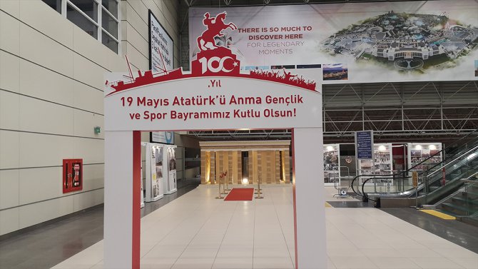 Antalya Havalimanı'nda turistlere "zeybek"le karşılama