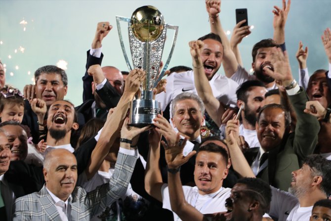 Denizlispor, şampiyonluk kupasını kaldırdı