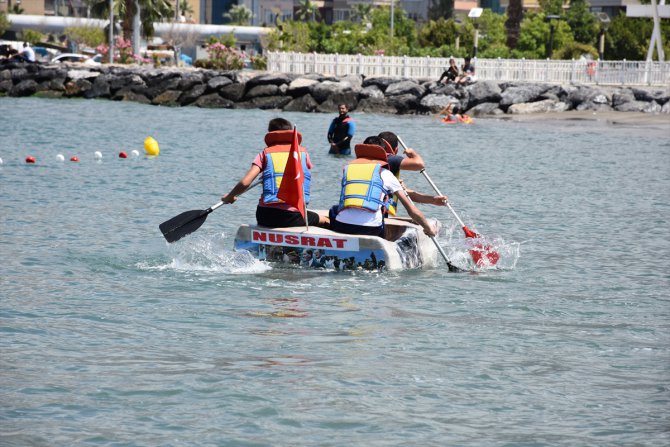 Öğrenciler denizde karton tekneyle yarıştı