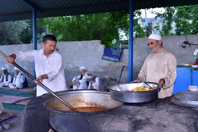 HUZUR VE BEREKET AYI RAMAZAN - Özbek Türkleri asırlık iftar geleneğini yaşatıyor