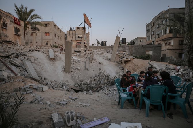 İsrail saldırısında evleri yıkılan Filistinli aile molozlar arasında iftar yapıyor