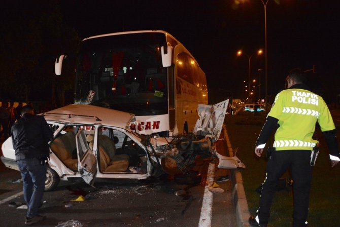 Kırşehir'de otomobille otobüs çarpıştı: 3 ölü