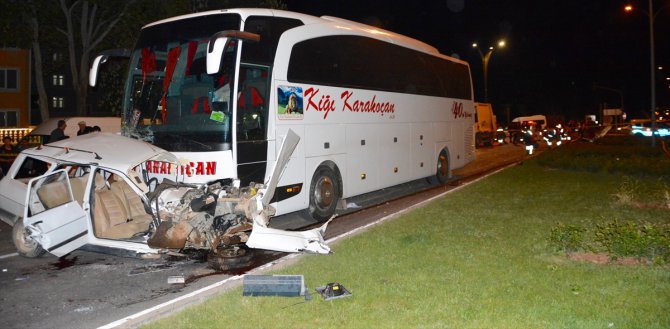 Kırşehir'de otomobille otobüs çarpıştı: 3 ölü