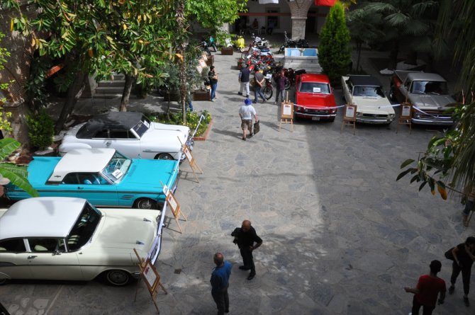 Kuşadası'nda antika otomobil, motosiklet ve soba sergisi