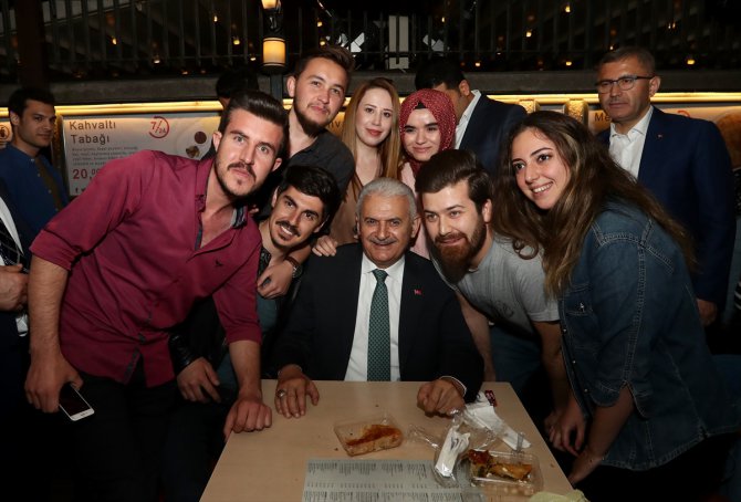 Binali Yıldırım, Çengelköy'de vatandaşlarla buluştu