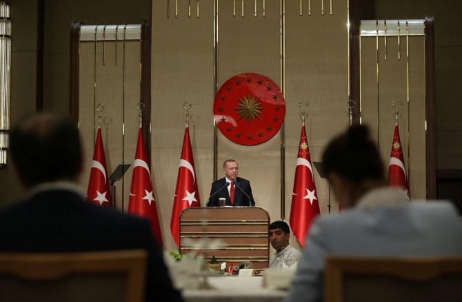 Erdoğan eğitim çalışanlarıyla iftar yaptı