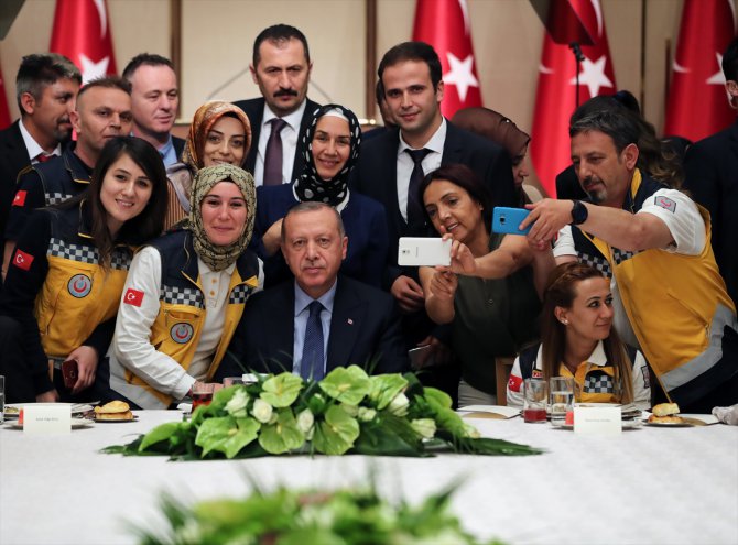 Erdoğan sağlık çalışanlarıyla iftar yaptı
