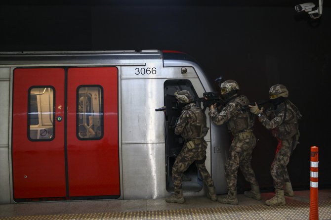 Özel harekat polisinden metroda nefes kesen tatbikat