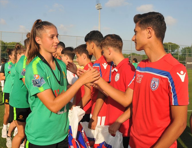 Kadın ve erkek futbol takımları, özel maçta karşılaştı