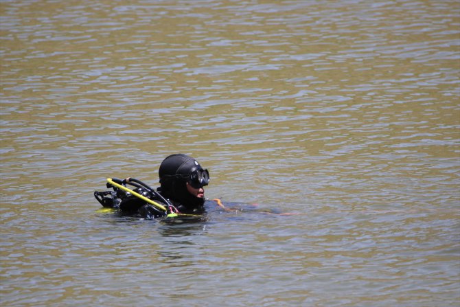 Baraj gölüne düşerek kaybolan çocuğu arama çalışmaları sürüyor