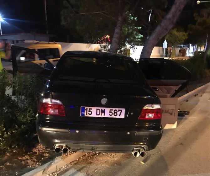 Alkollü sürücünün kullandığı otomobil ağaca çarptı: 2 yaralı