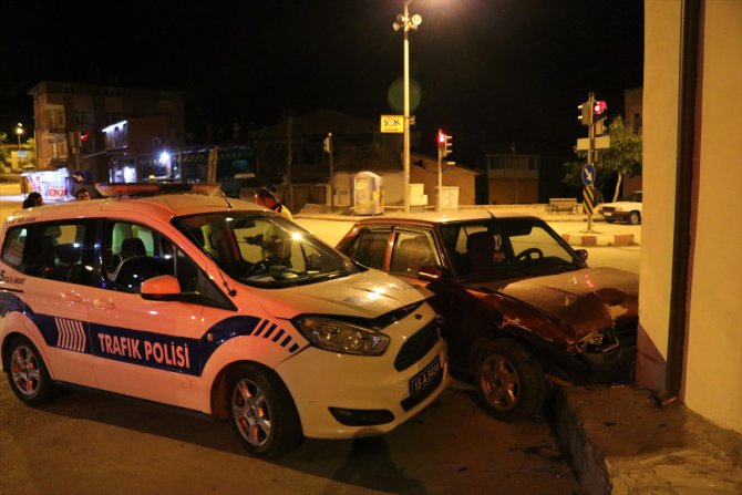 Alkollü sürücü polis otosuna çarptı