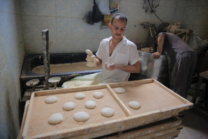 Mısır'da iftar sofralarının vazgeçilmez sıcak ekmeği: Rağıf