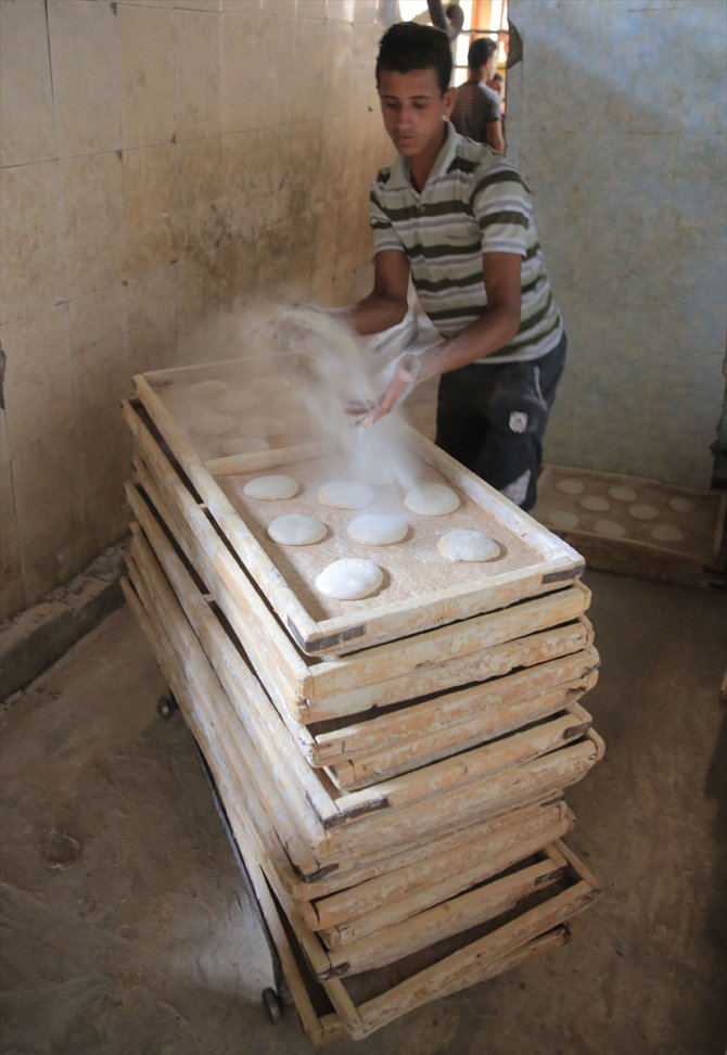 Mısır'da iftar sofralarının vazgeçilmez sıcak ekmeği: Rağıf