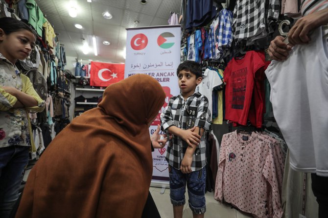 TDV Gazzeli çocuklara bayramlık giysi dağıttı