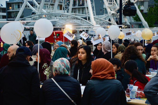 Hollanda'da üniversitelilerden şehir merkezinde sokak iftarı