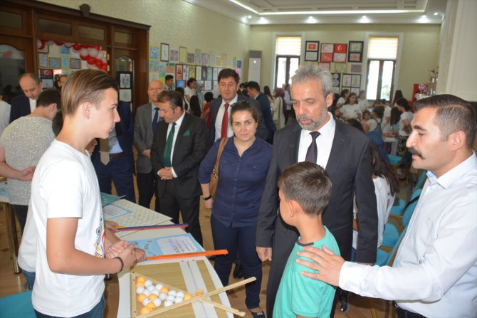 Özbekistan'da Türk okulunda bilim şenliği