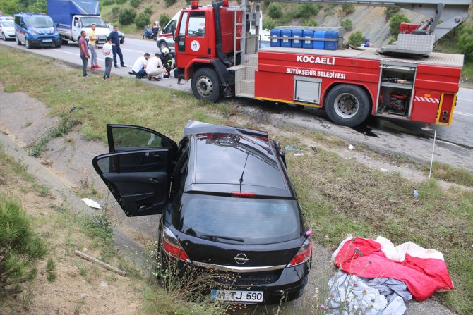 Kocaeli'de otomobille hafif ticari araç çarpıştı: 2 ölü, 4 yaralı
