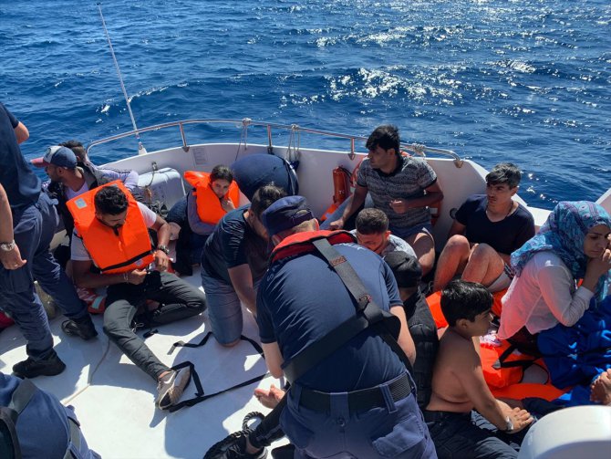 Batmak üzere olan lastik bottaki düzensiz göçmenleri Sahil Güvenlik kurtardı