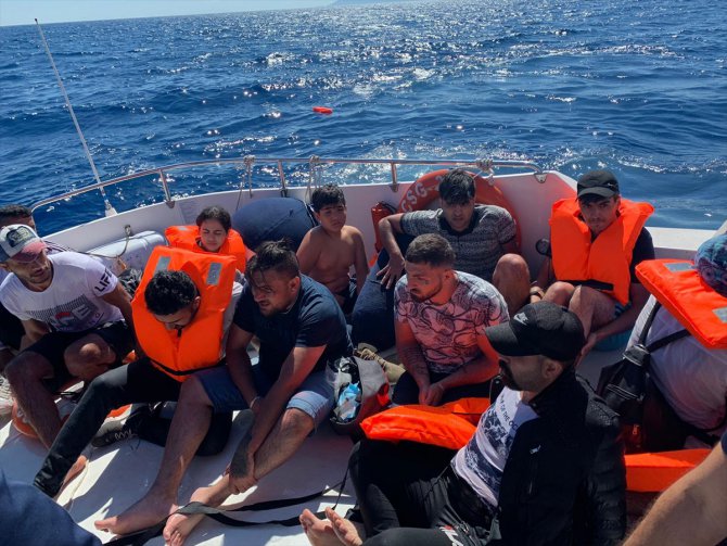 Batmak üzere olan lastik bottaki düzensiz göçmenleri Sahil Güvenlik kurtardı